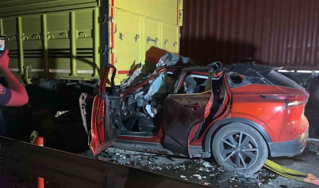 Sakarya’nın Pamukova ilçesi D-650 kara yolunda cip, kamyona adeta ok