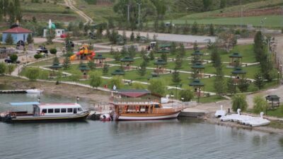 Demirözü ilçesinin Boğaz mevkiinde, uzun yıllardır beklenen Demirözü Barajı’nın sulama