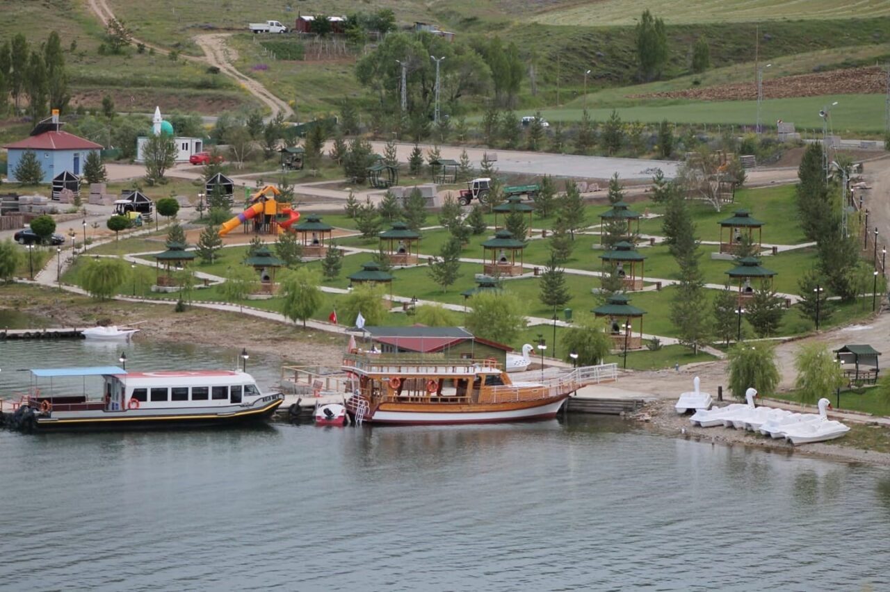 Demirözü ilçesinin Boğaz mevkiinde, uzun yıllardır beklenen Demirözü Barajı’nın sulama
