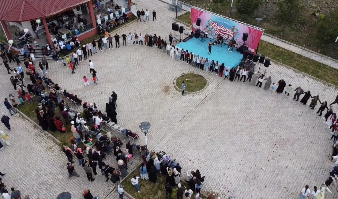 Bayburt’un Demirözü ilçesinde ilk kez düzenlenen ’Kuşburnu Çiçeği Festivali’ renkli