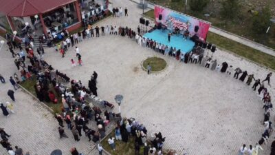 Bayburt’un Demirözü ilçesinde ilk kez düzenlenen ’Kuşburnu Çiçeği Festivali’ renkli