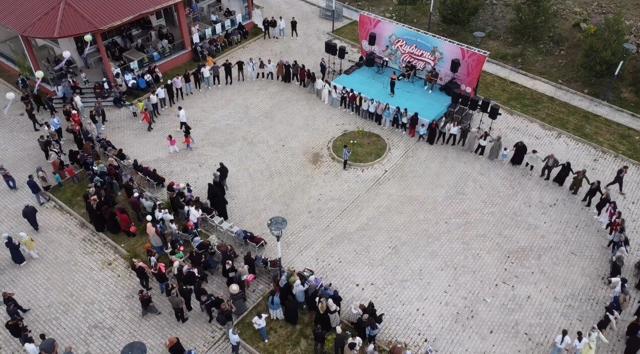 Bayburt’un Demirözü ilçesinde ilk kez düzenlenen ’Kuşburnu Çiçeği Festivali’ renkli