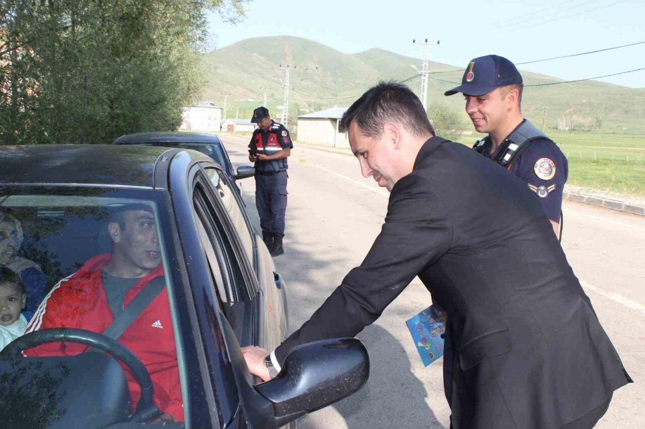 Demirözü’nde sürücülere trafik kuralları hatırlatılarak, hız kuralları başta olmak üzere