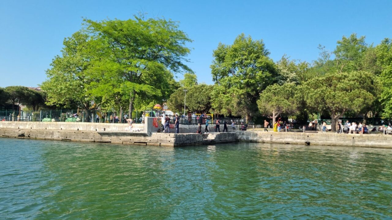 Zonguldak’ın Ereğli ilçesinde denize giren bir genç boğulma tehlikesi geçirdi.