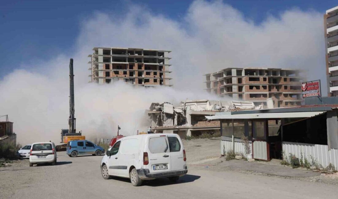 Hatay’ın Antakya ilçesinde 13 katlı binanın iş makinesinin darbesiyle yıkımı