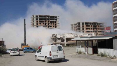 Hatay’ın Antakya ilçesinde 13 katlı binanın iş makinesinin darbesiyle yıkımı