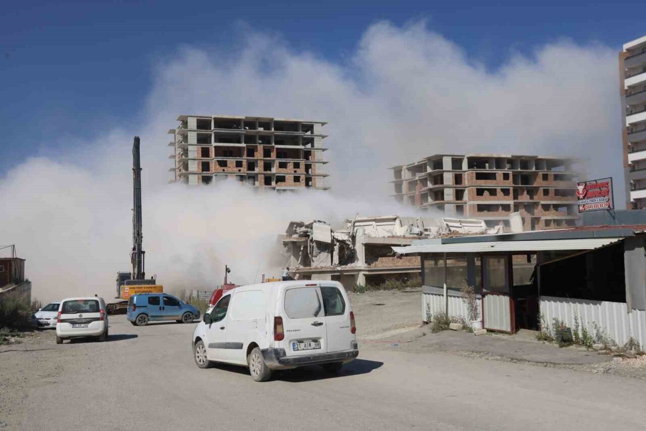 Hatay’ın Antakya ilçesinde 13 katlı binanın iş makinesinin darbesiyle yıkımı