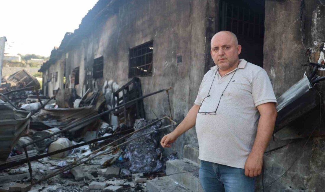 Hatay’da alevlerin yükseldiği yangında depremzede esnaf Atilla Çiçekli’ye ait tekstil