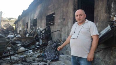 Hatay’da alevlerin yükseldiği yangında depremzede esnaf Atilla Çiçekli’ye ait tekstil