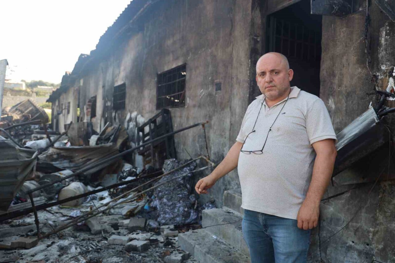Hatay’da alevlerin yükseldiği yangında depremzede esnaf Atilla Çiçekli’ye ait tekstil