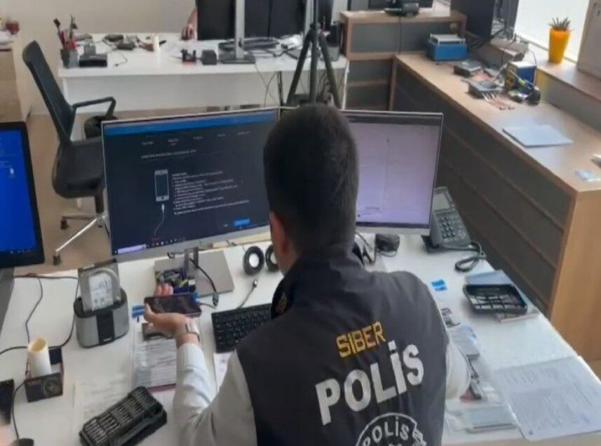 Depremzedenin kart bilgilerini kopyalayan dolandırıcı tutuklandı Niğde’de depremzede vatandaşın kart bilgilerini kopyalayarak dolandırıcılık yaptığı tespit edilen