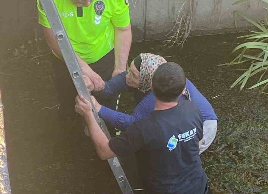 Sakarya’nın Adapazarı ilçesinde Çark Deresi’ne atladığı iddia edilen bir kadın,