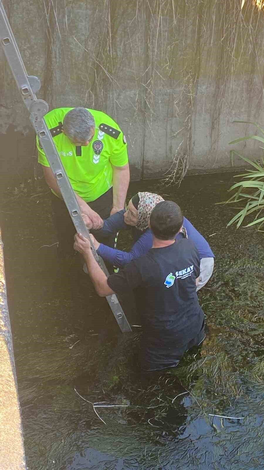 Sakarya’nın Adapazarı ilçesinde Çark Deresi’ne atladığı iddia edilen bir kadın,