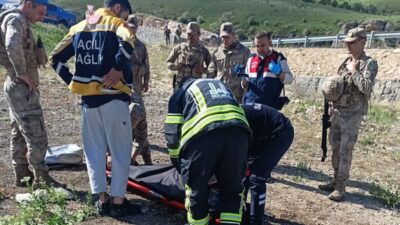 Erzurum’un Karayazı ilçesinde bir otomobil dereye uçtu. Kazada otomobilin sürücüsü
