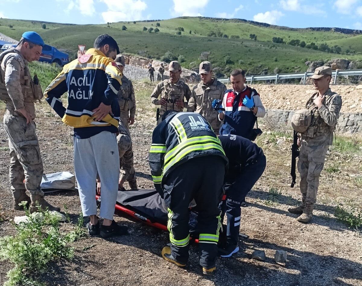 Erzurum’un Karayazı ilçesinde bir otomobil dereye uçtu. Kazada otomobilin sürücüsü