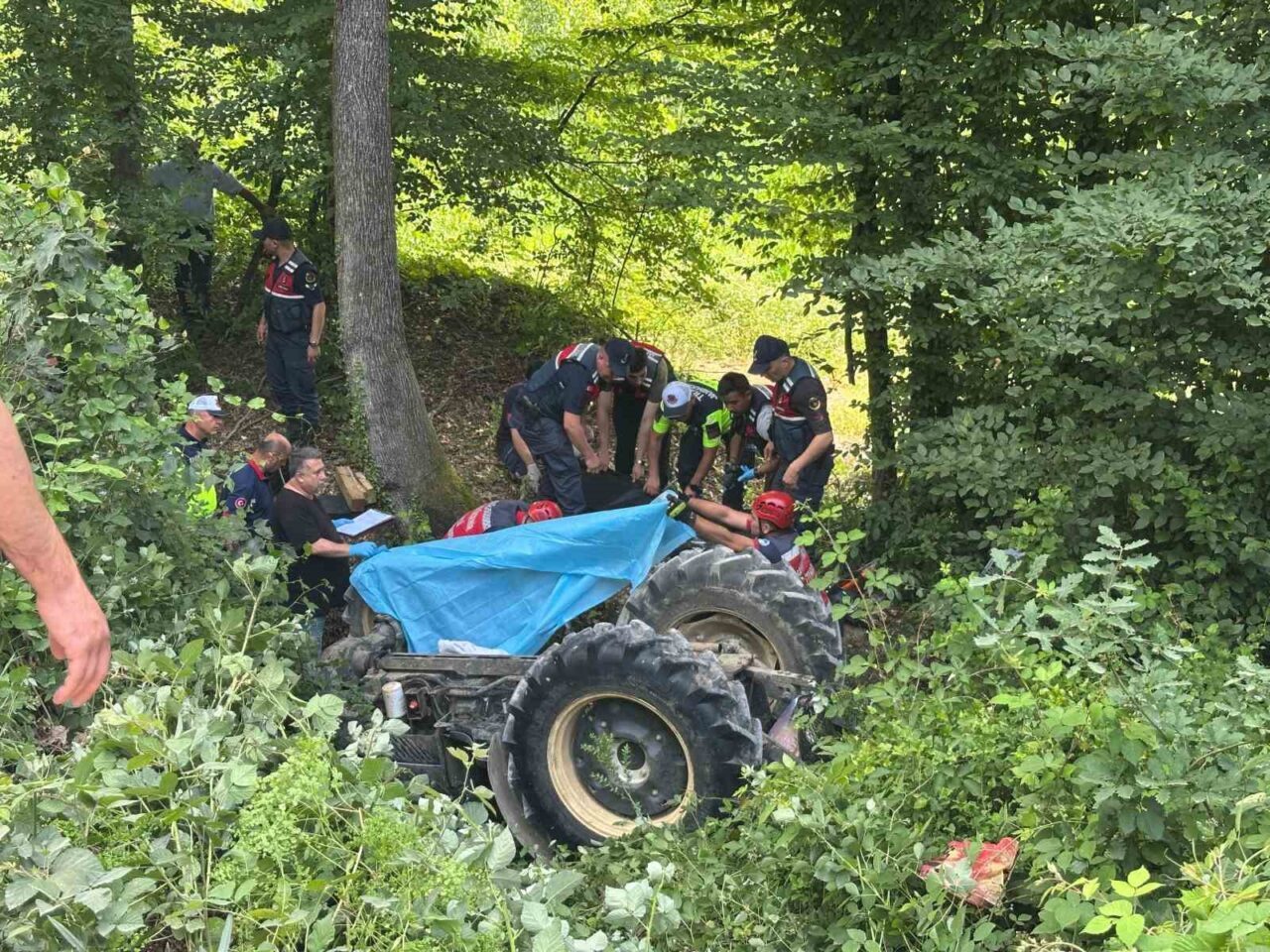 Sakarya’nın Erenler ilçesinde devrilen traktörün altında kalan kadın sürücü hayatını