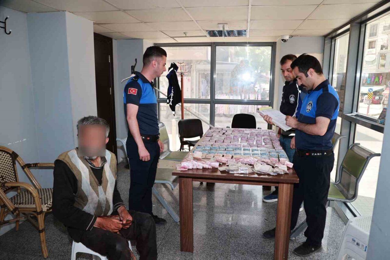 Kocaeli’de bayram öncesi vatandaşın duygularını sömürmeye çalışan dilenci yakalandı, üzerinden