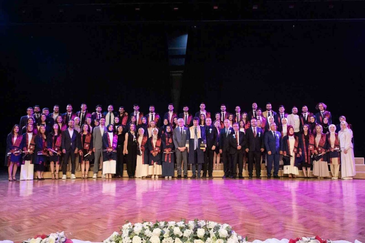 Erzincan Binali Yıldırım Üniversitesi Diş Hekimliği Fakültesi tarafından 2024-2025 mezuniyet