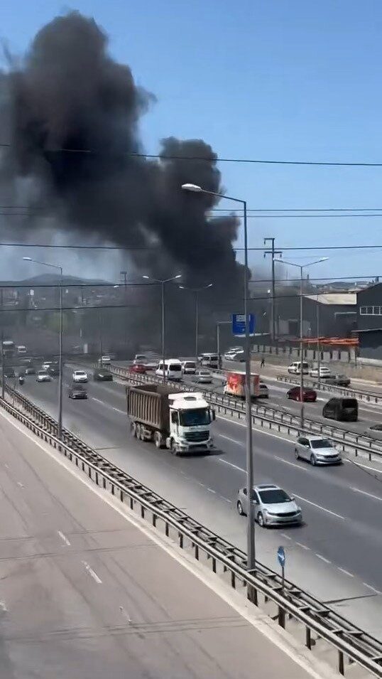 Kocaeli’nin Gebze ilçesinde döküm fabrikasında çıkan yangın sebebiyle gökyüzü siyah
