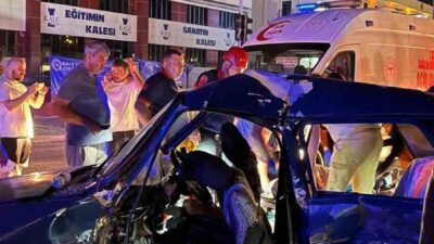 Sakarya’nın Adapazarı ilçesinde duble yolda iki otomobilin çarpışması neticesinde meydana