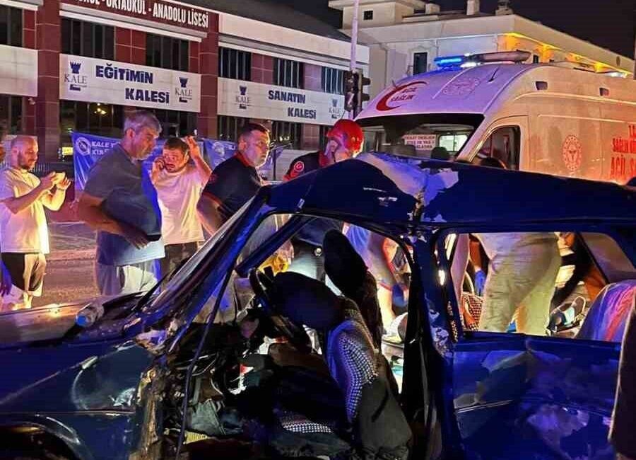 Sakarya’nın Adapazarı ilçesinde duble yolda iki otomobilin çarpışması neticesinde meydana