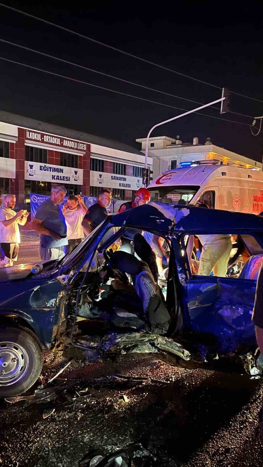 Sakarya’nın Adapazarı ilçesinde duble yolda iki otomobilin çarpışması neticesinde meydana