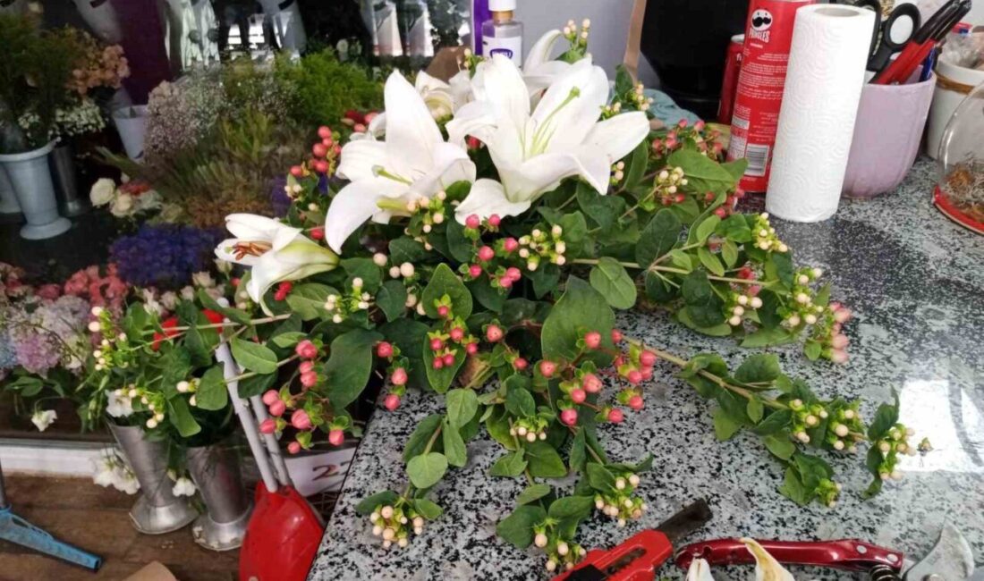 Erzincan’da düğün sezonunun açılmasıyla birlikte çiçekçilerin ’gelin arabası’ yoğunluğu başladı.