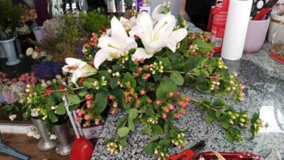 Erzincan’da düğün sezonunun açılmasıyla birlikte çiçekçilerin ’gelin arabası’ yoğunluğu başladı.
