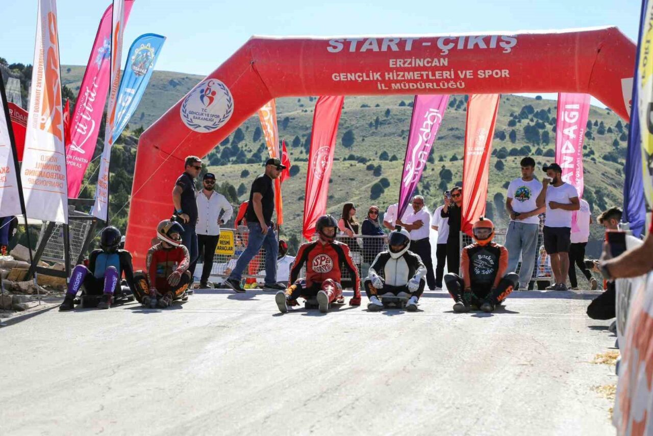 Erzincan Valiliği koordinasyonunda Ergan Dağı Kayak Merkezi yolunda düzenlenen Dünya