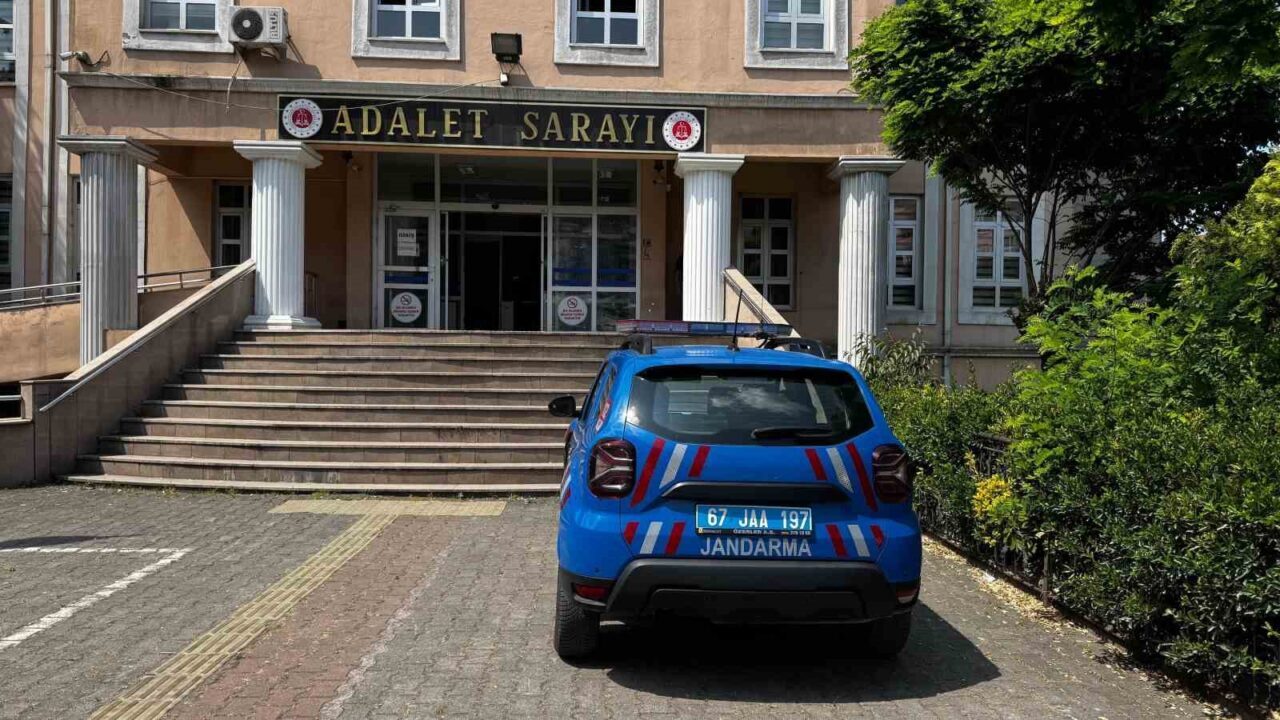 Zonguldak’ın Alaplı ilçesinde, bir otobüste yolcu bagajında gizlenmiş valiz içerisindeki