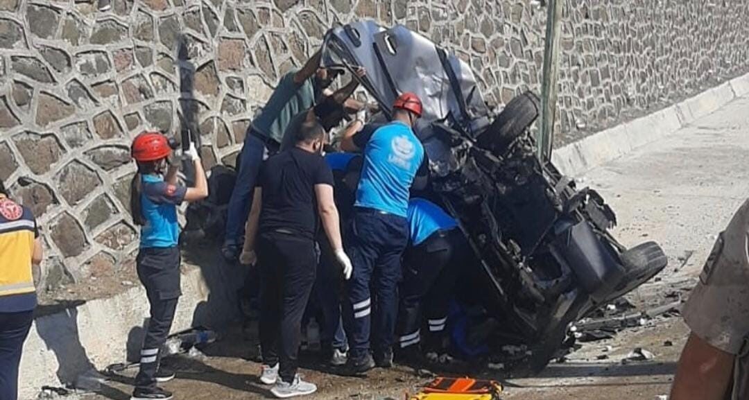Tunceli-Pertek karayolunda iki aracın kafa kafaya çarpıştığı kazada 1’i ağır