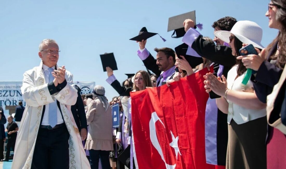 EBYÜ’de mezuniyet coşkusu yaşandı Erzincan Binali Yıldırım Üniversitesi (EBYÜ) 2024-2025 akademik yılı mezunları, düzenlenen
