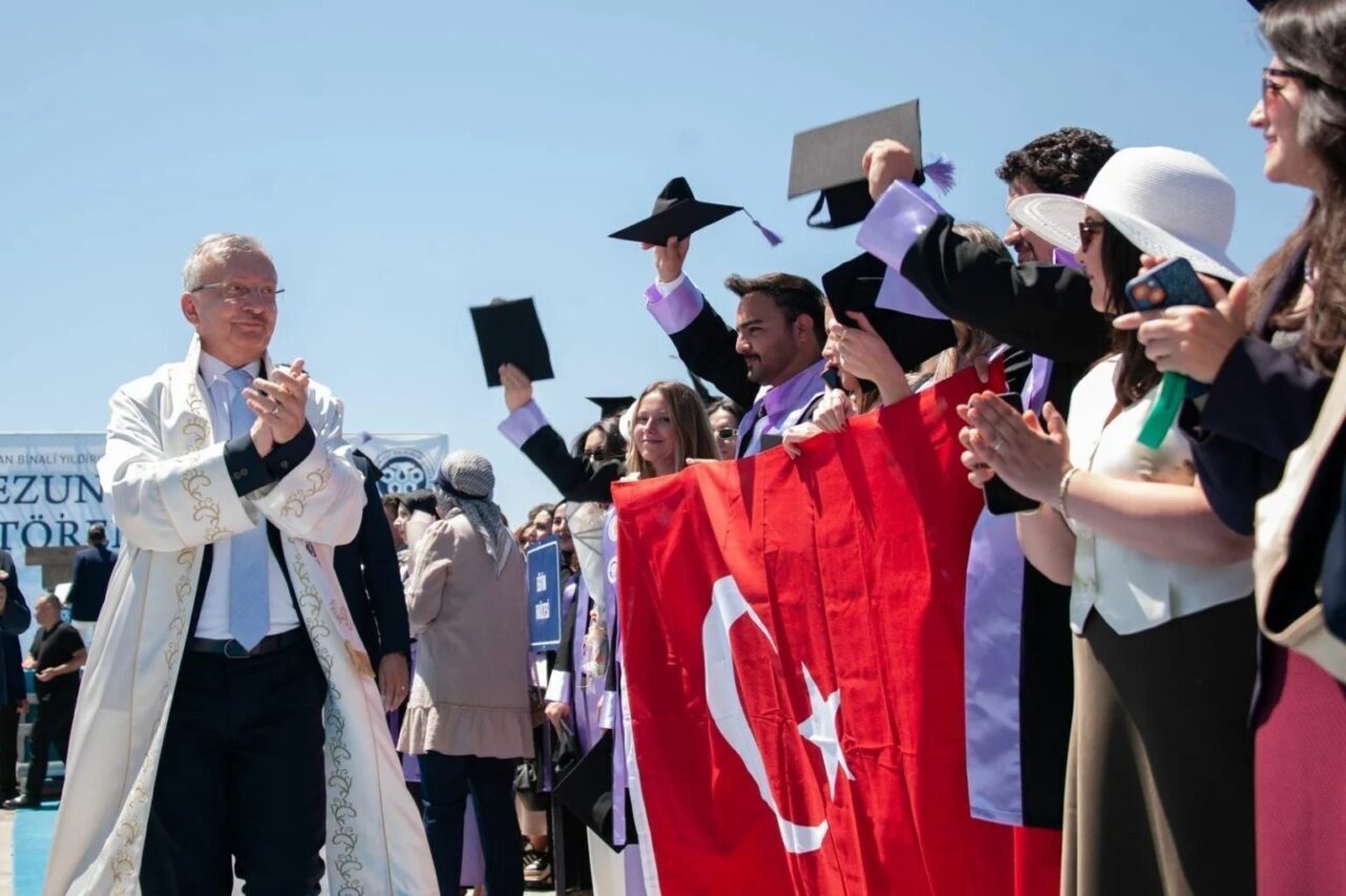 Erzincan Binali Yıldırım Üniversitesi (EBYÜ) 2024-2025 akademik yılı mezunları, düzenlenen