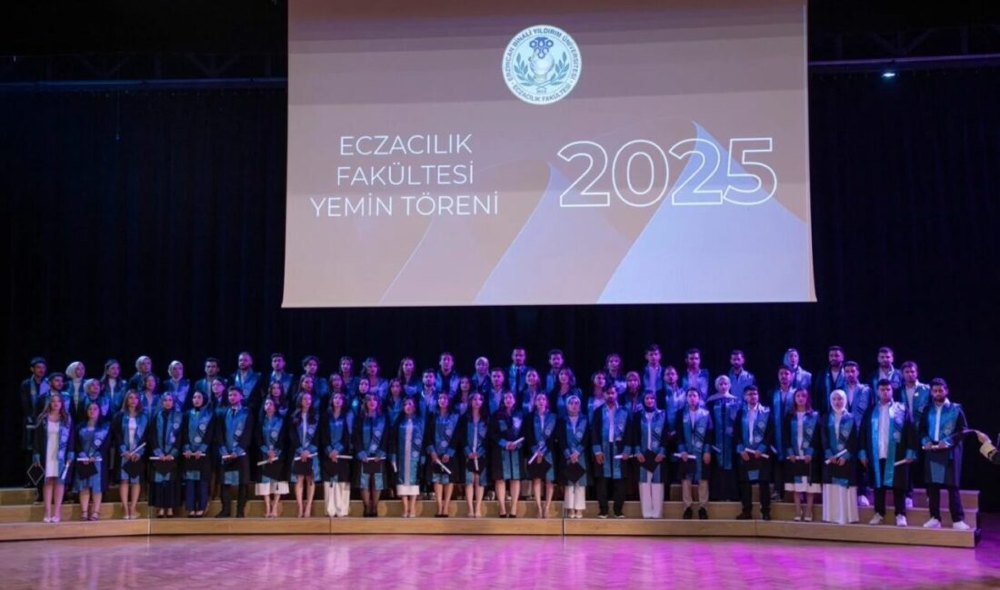 Eczacılık Fakültesi 2024-2025 eğitim-öğretim dönemi mezunlarının yemin töreni gerçekleştirildi. Prof.