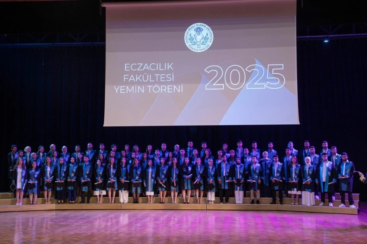 Eczacılık Fakültesi 2024-2025 eğitim-öğretim dönemi mezunlarının yemin töreni gerçekleştirildi. Prof.