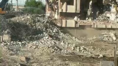 Kahramanmaraş merkezli depremlerde Elazığ’da ağır hasar alan bina, iş makinesinin