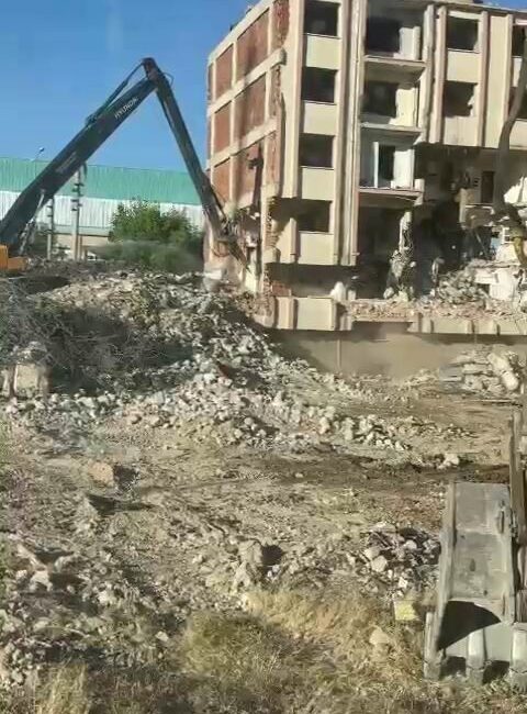 Kahramanmaraş merkezli depremlerde Elazığ’da ağır hasar alan bina, iş makinesinin