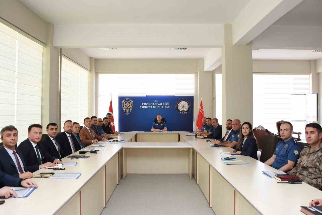 Erzincan İl Emniyet Müdürü Zafer Baybaba, birim amirleriyle toplantı gerçekleştirdi.