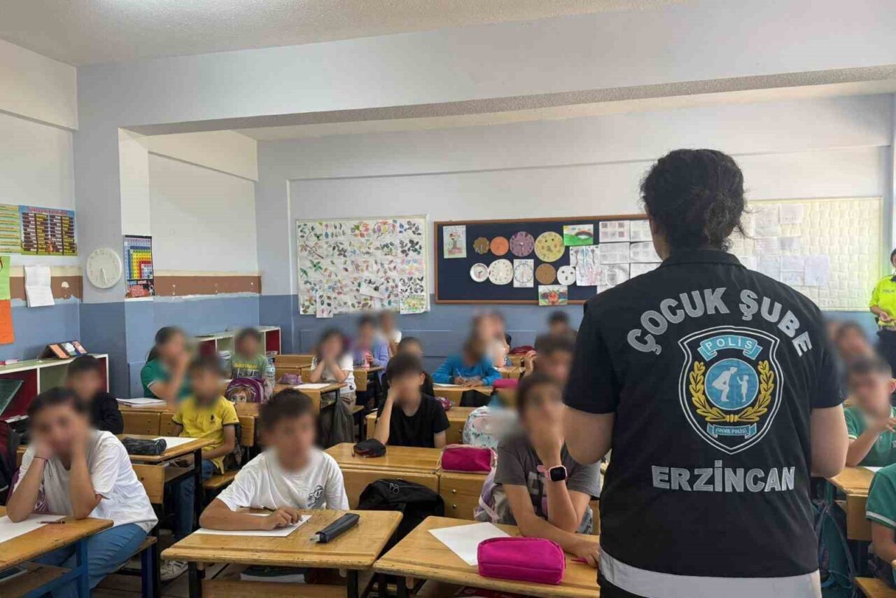 Erzincan’da polis ekiplerince, kent merkezinde bulunan okullarda kişisel güvenlik ve