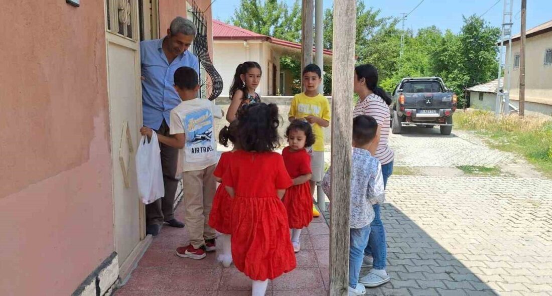 Erzincan’ın Çağlayan Beldesinde yaşayan çocuklar hep birlikte kapı kapı dolaşıp
