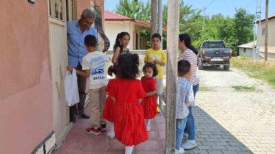 Erzincan’ın Çağlayan Beldesinde yaşayan çocuklar hep birlikte kapı kapı dolaşıp