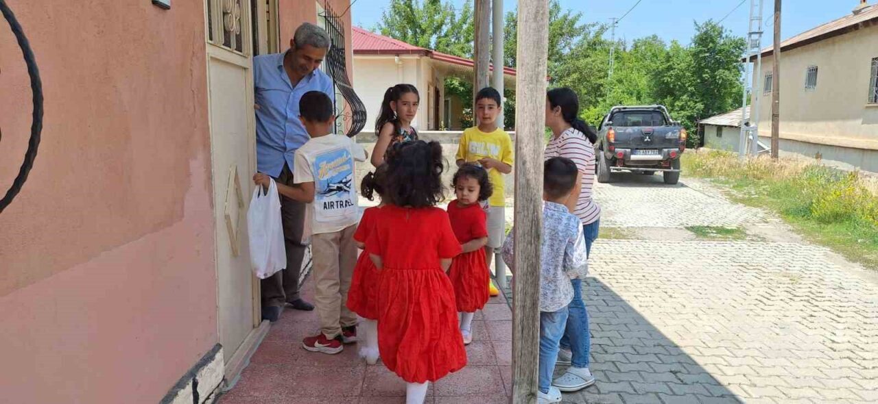Erzincan’ın Çağlayan Beldesinde yaşayan çocuklar hep birlikte kapı kapı dolaşıp