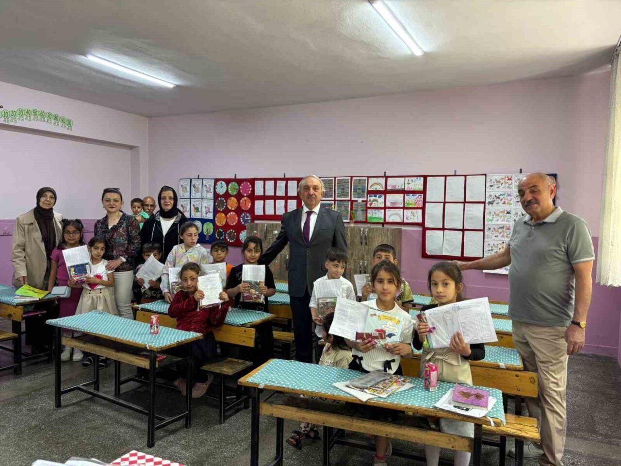 Erzurum Kalkınma Vakfı üyeleri karne gününde öğrencilerle beraber oldular. Dumlupınar