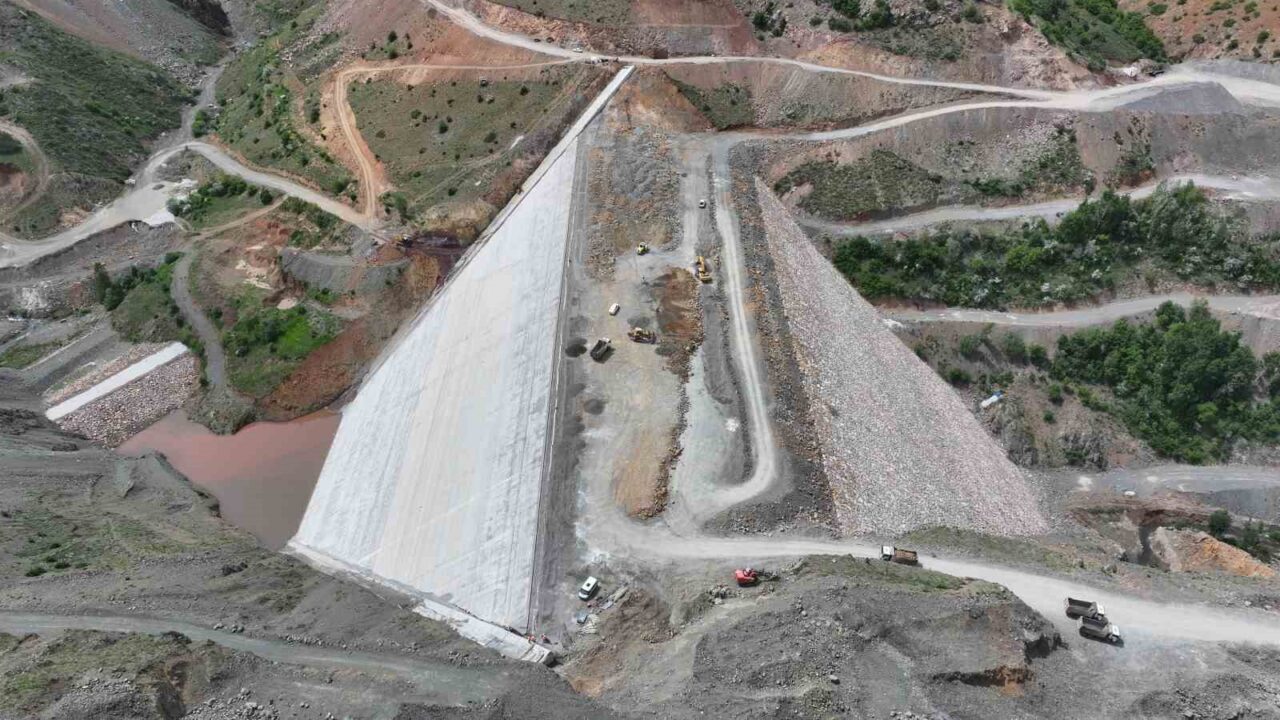 Erzincan Ballı Barajında geri sayım başladı. Gövde dolgusu ve dolusavak