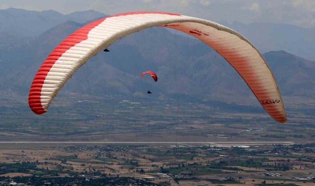 Erzincan’da paraşütle romantik bir evlilik teklifi gerçekleştirildi. Gökyüzünde gerçekleşen sürpriz
