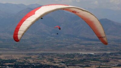 Erzincan’da paraşütle romantik bir evlilik teklifi gerçekleştirildi. Gökyüzünde gerçekleşen sürpriz