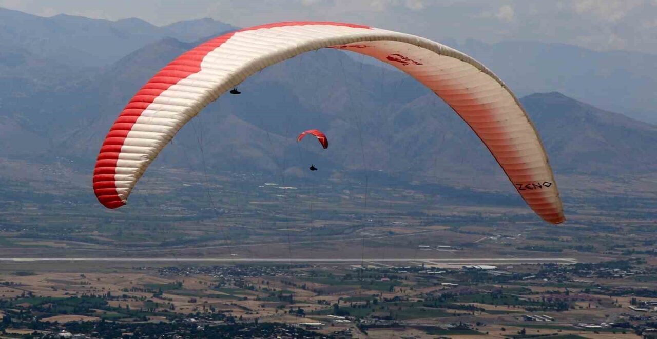 Erzincan’da paraşütle romantik bir evlilik teklifi gerçekleştirildi. Gökyüzünde gerçekleşen sürpriz