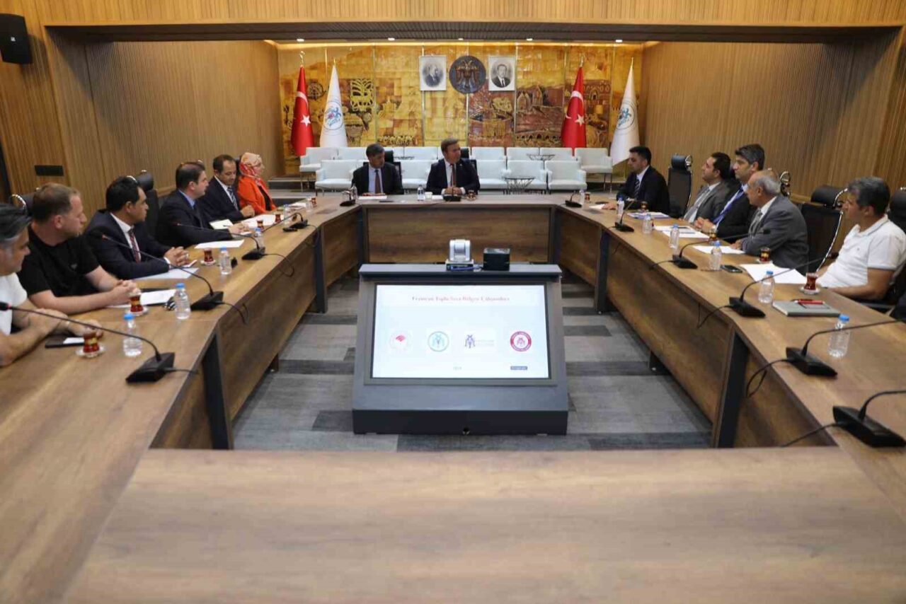 Erzincan Valisi Hamza Aydoğdu başkanlığında, Belediye Başkanı Bekir Aksun, vali