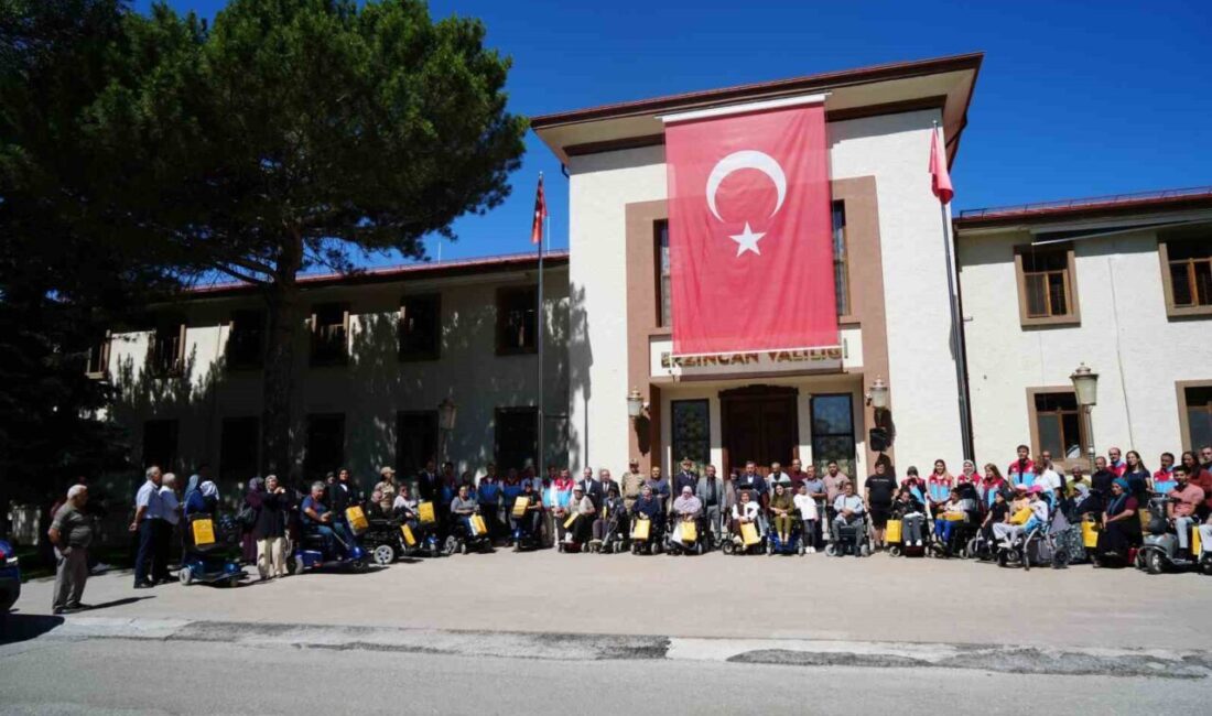 Erzincan’da ihtiyaç sahibi 24 engelli bireye akülü sandalye dağıtıldı. İlk