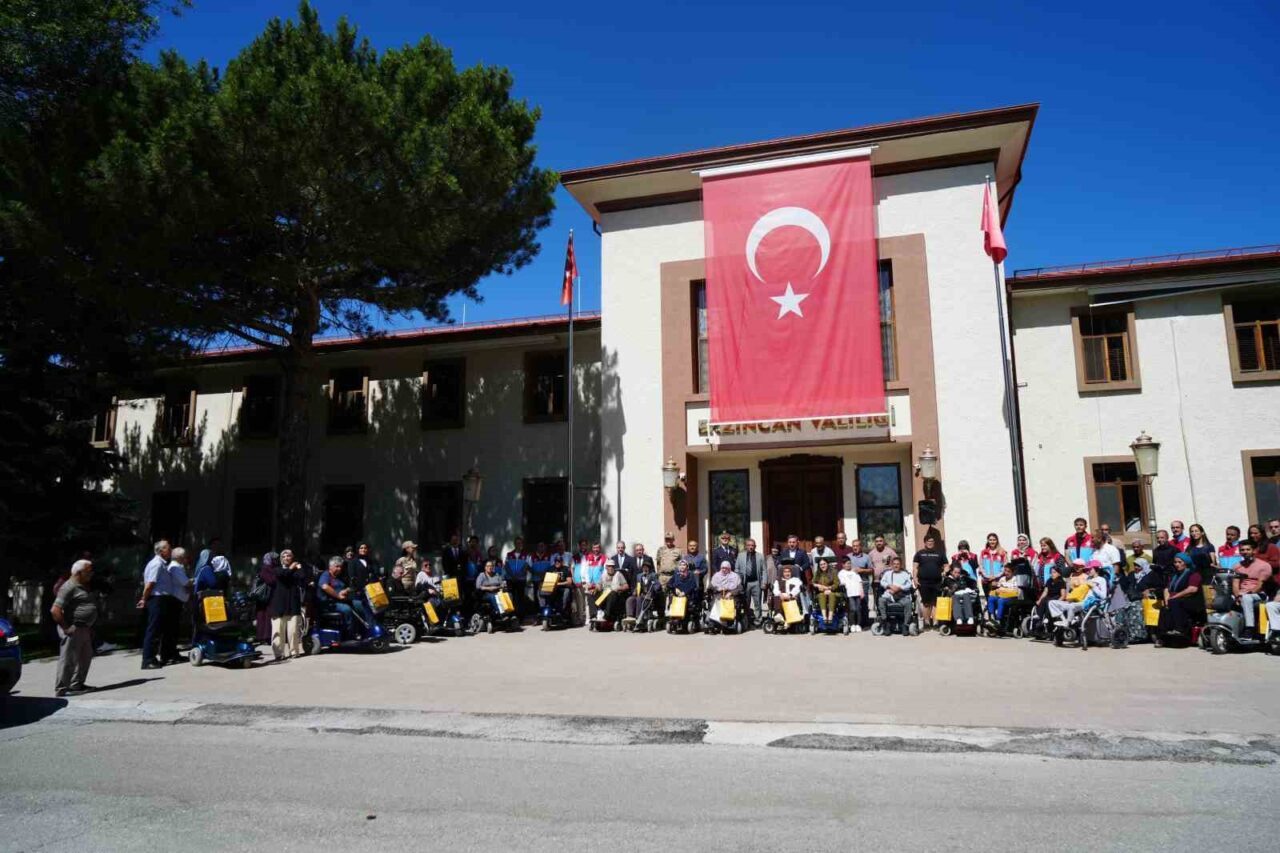 Erzincan’da ihtiyaç sahibi 24 engelli bireye akülü sandalye dağıtıldı. İlk